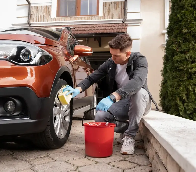 Lavage auto à domicile Javerlhac-et-la-Chapelle-Saint-Robert : professionnel intervenant sur un véhicule